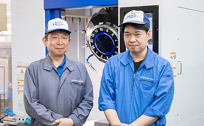 Left: Masataka Adachi, Section Manager, Machining Section, Mizunami Manufacturing Division Right: Daisuke Fujiwara, Acting Section Manager, Development Section, OverLock Business Division