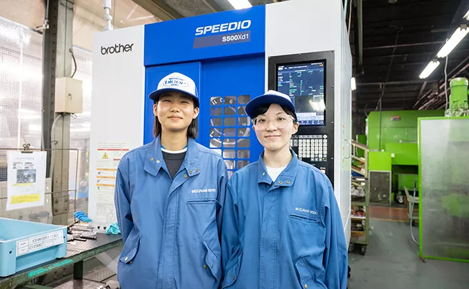 Mizunami Seiki has several female machining technicians
