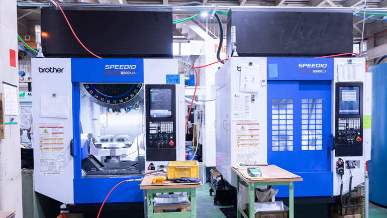 The U500Xd1 Universal Compact Machining Center uses 5-axis machining to machine complex shapes.