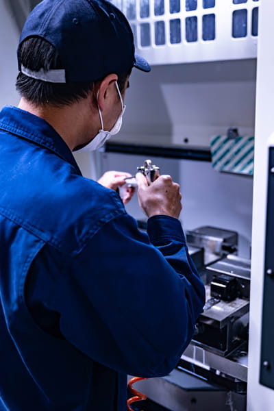 The R650X2 Pallet Changing Compact Machining Center is used for multi-item, multi-product machining.