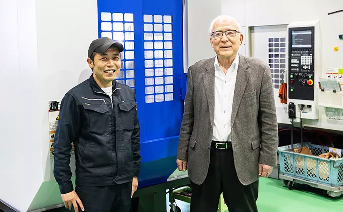 Right: Yukio Ozawa, Chairman and Representative Director / Left: Shuji Okabe, Section Manager, Second Manufacturing Section