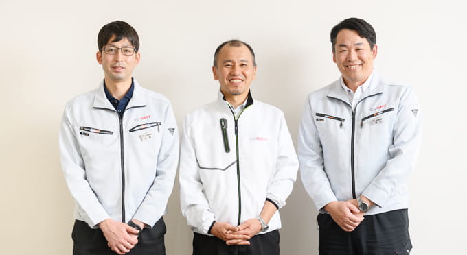left：Takahiro MOTOJIMA, Senior Executive Manager,  center：Hironobu SAWA, President,  right：Jun KARASAWA, General Manager 