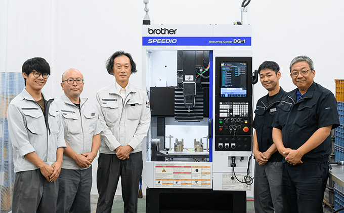 From left: Tetsuya Egawa, Engineering Department; Daisuke Kurebayashi, Plant Manager; Takashi Ikeda, Executive Managing Director; Toru Watanabe, Section Manager, Manufacturing Section; and Junichi Sugimura, Deputy General Manager, Engineering Department