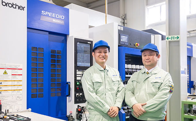 Right: Toshiaki Endo, Representative Director Left: Hideki Kuwahara, Section Head, Production Technology Division